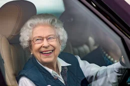 Die K&ouml;nigin mit dem Bleifu&szlig;: Elizabeth II. fuhr gerne selbst, weil ihr das ein Gef&uuml;hl von Freiheit gab.