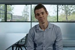 Dan Sexton ist Chief Technology Officer (CTO) der Internet Watch Foundation (IWF), einer britischen Organisation, die gegen Darstellungen sexualisierter Gewalt an Kindern im Internet vorgeht. Die Organisation, die in Cambridge sitzt, verzeichnet in diesem Jahr einen Vervierfachung von KI-generierten Abbildungen sexualisierter Gewalt an Kinder. Mittlerweile k&ouml;nnen sie die Bilder kaum noch von echtem Missbrauchsmaterial unterscheiden, au&szlig;er die T&auml;ter schreiben explizit dazu, dass es sich um KI handelt.