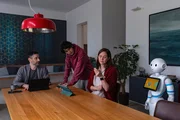 Home Smart Home: Amir (Denis Moschitto, l.), Malik (Eren M. G&uuml;vercin, M.), Emma (Emily Cox) und Haushaltsroboter Samy sind eine technikaffine Familie und leben in einem modernen Smart Home. Emma versucht jeden Bereich ihres Lebens mit smarter Hilfe unter Kontrolle zu bekommen. Nur Sohn Malik soll sich lieber dem analogen Lernen widmen und nicht seiner Karriere als Video-Streamer.
