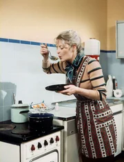 Else (Elisabeth Wiedemann) am heimischen Herd.