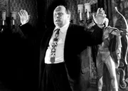 Abel Bellamy (Gert Fr&ouml;be) f&uuml;rchtet, dass ihn in wenigen Augenblicken ein Pfeil durchbohren wird.