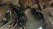"Glocken - Klang zwischen Himmel und Erde", Diese Dokumentation zeigt die Konnotation der Glocke im menschlichen Kulturbild. Otto Erzherzog von &Ouml;sterreich hat mir einmal gesagt: "Wenn ich Glocken h&ouml;re, wei&szlig; ich, dass ich wieder in Europa bin." (Dabei wird die Konstruktion der ersten Glocke in das China 1600 v. Chr. datiert.) Gerade die Glocke ist ein wichtiger Begleiter des Menschen - ?Die Lebenden rufe ich, die Toten beklage ich, die Blitze breche ich' (Aufschrift). Warum ausgerechnet eine Glocke? Was ber&uuml;hrt sie in der menschlichen Seele? Die Glocke - das Ausrufungszeichen f&uuml;r allerlei? Ist sie nur die Poesie der Kircht&uuml;rme? Die Artillerie der Geistlichkeit?Eine Produktion von ORF/3Sat.  SENDUNG: 3sat - SA - 19.12.2020 - 15:30 UHR. - Veroeffentlichung fuer Pressezwecke honorarfrei ausschliesslich im Zusammenhang mit oben genannter Sendung oder Veranstaltung des ORF bei Urhebernennung.