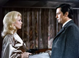 Kommissar Edouard Coleman (Alain Delon) hat eine ganz besondere Beziehung zu der blonden Cathy (Catherine Deneuve).