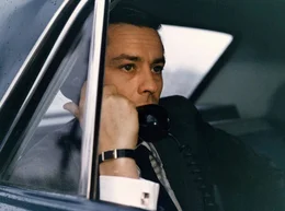 Kommissar Edouard Coleman (Alain Delon) wird per Autotelefon zum Tatort gerufen.