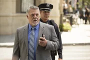 Vince Korsak (Bruce McGill) h&auml;lt &uuml;ber Funk Kontakt zu den Personen, die sich in einem evakuierten Geb&auml;ude befinden, um ihnen Anweisungen zu geben.