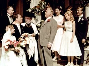 Onkel Pankraz (Hans Nielsen, Mitte) gratuliert seiner Tochter Margot (Karin Andersen, li.) zu ihrer Hochzeit mit Jochen von Roth (Paul Kliner, 3. v. re.). Der reiche Winzer hat au&szlig;erdem Oma Jatzens (Margarethe Haagen, 4. v. li.) Immenhof gerettet. Die Zukunft von deren Enkeln Dick (Angelika Meissner-Voelker) und Dalli (Heidi Br&uuml;hl, re.) ist damit gerettet. Cousin Ethelbert (Matthias Fuchs, re.) hatte an dieser Rettung ma&szlig;geblichen Anteil.