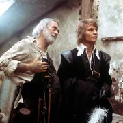 M. Bonacieux (Spike Milligan, li.) und D'Artagnan (Michael York, re.)