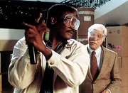 Ein Sergeant erklärt Dr. Sloan (Dick Van Dyke, r.), wie er sich bei der Übung zu verhalten hat. Ein Sergeant erklärt Dr. Sloan (Dick Van Dyke, r.), wie er sich bei der Übung zu verhalten hat.