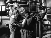 Nora (Karin Baal) und Inspektor Holt (Joachim Fuchsberger) versuchen, den "toten Augen von London" zu entkommen.