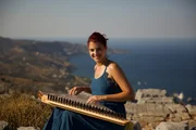 Eleanna Pitsikaki stammt von Heraklion. Ihr Instrument ist ein so genanntes Kanun, was auf Kreta gerne gespielt wird. Sie studiert in Mannheim an der Popakademie Weltmusik und kehrt so oft sie kann in ihre Heimat und zu ihrer Familie zur&uuml;ck.