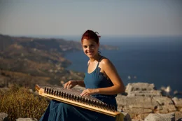 Eleanna Pitsikaki stammt von Heraklion. Ihr Instrument ist ein so genanntes Kanun, was auf Kreta gerne gespielt wird. Sie studiert in Mannheim an der Popakademie Weltmusik und kehrt so oft sie kann in ihre Heimat und zu ihrer Familie zur&uuml;ck.