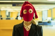 Lucy (Valerie/Violetta Arnemann) ist beim Bank&uuml;berfall in der "Moneybank" und sieht ihre Familie und Freunde im Fernsehen, wie diese sie bitten den Bank&uuml;berfall zu beenden.