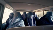 Krankenhausmitarbeiterinnen in Afghanistan auf dem Weg in die Arbeit: Frauen m&uuml;ssen verschleiert sein und von einem Mann gefahren werden.