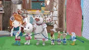 Lily, Flöckchen, Pelle und die Quietschmäuse ziehen mit Nonna am Seil. Lily, Flöckchen, Pelle und die Quietschmäuse ziehen mit Nonna am Seil.
