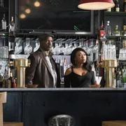 Traut ihren Augen nicht, als sie Ernie nach zw&ouml;lf Jahren wiedersieht: Donna (Nikiya Mathis, r.). Doch was hat Brown (Evan Parke, l.) jetzt mit dem Ex-H&auml;ftling vor?