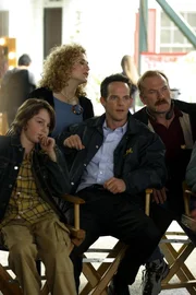 Die Exfrau von Brad Terry, einem ber&uuml;hmten Fernsehdetektiv, wird ermordet. Benjy (Kane Ritchotte, l.), Sharona (Bitty Schram, 2.v.l.), Lt. Randall Disher (Jason Gray-Stanford, 2.v.r.) und Ted Levine (Captain Leland Stottlemeyer, r.) sind &uuml;bergl&uuml;cklich, dass sie das Filmset besuchen d&uuml;rfen.