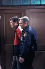 Hal (Bryan Cranston, l.) und Police Officer (Dennis Cockrum)