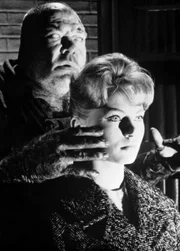 Der "Blinde Jack" (Ady Berber) bedroht die Blindenhelferin Nora Ward (Karin Baal).