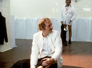 Auf dem Weg zum Geburtstagsempfang f&uuml;r den Abgeordneten Geisshofer: Baby Schimmerlos (Franz Xaver Kroetz, l.) hat einen Autounfall; sein Fotograf Herbie Fried (Dieter Hildebrandt, r.) hilft.