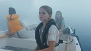 Elliot (Sami Fagerstr&ouml;m Erfan, l.), Elin (Ingrid Andersson Curman, M.) und Julia (Lisa Varger, r.) sind auf dem Meer im dichten Nebel orientierungslos.