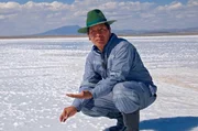 Amado Bautista gewinnt Speisesalz im "Salar de Uyuni" - der gr&ouml;&szlig;ten Salzpfanne der Erde.
