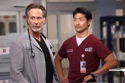 (l-r) Steven Weber als Dean Archer, Brian Tee als Ethan Choi