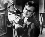 Im Kampf: Edgar (Klaus Kinski), Inspektor Holt (Joachim Fuchsberger).