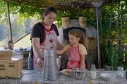 Roswitha Z&ouml;ggler und Tochter Theresa backen Muffins aus selbst hergestelltem Lupinenmehl.