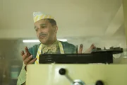 Pietro (Kostja Ullmann) stellt fest, dass die Eismaschine kaputt ist.