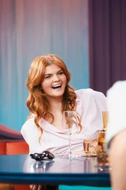 Gelungene &Uuml;berraschung: Sophie Passmann begr&uuml;&szlig;t einen unerwarteten Weggef&auml;hrten.