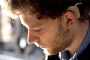 Anton ist von Geburt an taub. Er tr&auml;gt das Cochlea-Implantat und studiert an der Charit&eacute; Medizin.