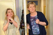 Susanne (Heike Jonca, r.) ahnt nicht, dass Katja (Karolina Lodyga, l.) ihr Kind schnellstm&ouml;glich loswerden m&ouml;chte ...