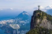 Oberhalb von Rio de Janeiro steht die Christusstatue auf dem Corcovado, inmitten des gr&ouml;&szlig;ten Stadtwaldes der Welt, der Floresta da Tijuca. Der Nationalpark wird umgeben von der Metropole.