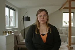 Melissa Schollmeyer, 32, ist &Uuml;berlebende von sexualisierter Gewalt. Nachdem sie als 11-J&auml;hrige &Uuml;bergriffe durch ihren damaligen Stiefvater erleiden musste, wird sie kurze Zeit sp&auml;ter Opfer von Fotodiebstahl. Ein anderer T&auml;ter beschafft sich private Fotos aus ihrer Kindheit, um daraus u.a. mit Photoshop Darstellungen von sexualisierter Gewalt an Kindern zu generieren. Heute nutzen T&auml;ter f&uuml;r solche Darstellungen K&uuml;nstliche Intelligenz und besorgen sich Fotos in den Sozialen Medien oder auf Stockdatenbanken.