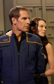 Bei dem Versuch, Dr. Soong aufzuhalten, wird Archer (Scott Bakula, l.) festgenommen ... Bei dem Versuch, Dr. Soong aufzuhalten, wird Archer (Scott Bakula, l.) festgenommen ...