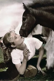 Dalli (Heidi Br&uuml;hl) f&uuml;hlt sich in der Gesellschaft ihrer Ponies am wohlsten.