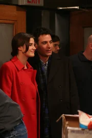 Thanksgiving steht vor der T&uuml;r: Ted (Josh Radnor, r.) und Robin (Cobie Smulders, l.) wollen etwas Gutes tun und Essen in einem Obdachlosenheim austeilen ...
