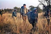 Durch die Wildnis mit Simon Reeve Die Kalahari Simon Reeve bei der Jagd mit den San in der Kalahari