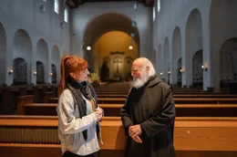 Anja Umland im Gespr&auml;ch mit dem Benediktinerm&ouml;nch Pater Anselm Gr&uuml;n.