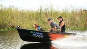 Dusty Crum (r.), Jay Starr (l.) und Riley der Hund auf dem Boot.
