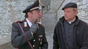 Maresciallo Cecchini (Nino Frassica, l.) versichert Don Matteo (Terence Hill), dass es sich bei dem Mord um ein Verbrechen aus Leidenschaft handelt.