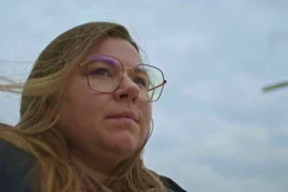 Melissa Schollmeyer, 32, ist &Uuml;berlebende von sexualisierter Gewalt. Nachdem sie als 11-J&auml;hrige &Uuml;bergriffe durch ihren damaligen Stiefvater erleiden musste, wird sie kurze Zeit sp&auml;ter Opfer von Fotodiebstahl. Ein anderer T&auml;ter beschafft sich private Fotos aus ihrer Kindheit, um daraus u.a. mit Photoshop Darstellungen von sexualisierter Gewalt an Kindern zu generieren. Heute nutzen T&auml;ter f&uuml;r solche Darstellungen K&uuml;nstliche Intelligenz und besorgen sich Fotos in den Sozialen Medien oder auf Stockdatenbanken.