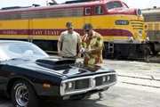 Harlan (Brian Van Holt, l.) und Sam (Bruce Campbell) wissen es aus Erfahrung: Bei einer gef&auml;rlichen Mission ist das Timing besonders wichtig.