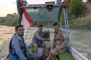 Khalid Bin Al Walid Omar (li.) mit Polizisten am 5. November 2024 auf dem Tigris, Qayyarah, Irak: Der Aktivist k&auml;mpft gegen die Umweltverschmutzung durch ein &Ouml;lfeld und eine Raffinerie in der N&auml;he seiner Heimatstadt Qayyarah.