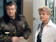 Mort Metzger (Ron Masak) und Jessica (Angela Lansbury) ermitteln in einem Mordfall.