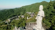 Die über 20 Meter hohe Statue des Tsubosaka Dera dominiert die Tempelanlage. Die über 20 Meter hohe Statue des Tsubosaka Dera dominiert die Tempelanlage.