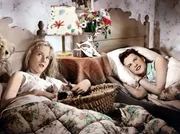 Dick (Angelika Meissner-Voelker, re.) und Dalli (Heidi Br&uuml;hl) tr&auml;umen von M&auml;nnern.