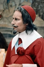 Kardinal Richelieu (Charlton Heston) hat ganz und gar keine edlen christlichen Absichten.