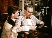 Ethelbert (Matthias Fuchs, li.) &uuml;berredet den gutm&uuml;tigen Tierarzt Dr. Pudlich (Paul Henckels) zu einer Reise an den Rhein.