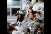 Die Stimmung auf dem Winterball des K&ouml;nigspaares ist eisig: K&ouml;nig Ludwig XIII. (Jean-Pierre Cassel) bemerkt das fehlende Collier an K&ouml;nigin Annas (Geraldine Chaplin) Hals ...